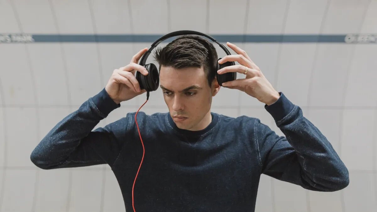 Сон с бывшим парнем может говорить о том, что девушка скучает. Фото: www.piqsels.com