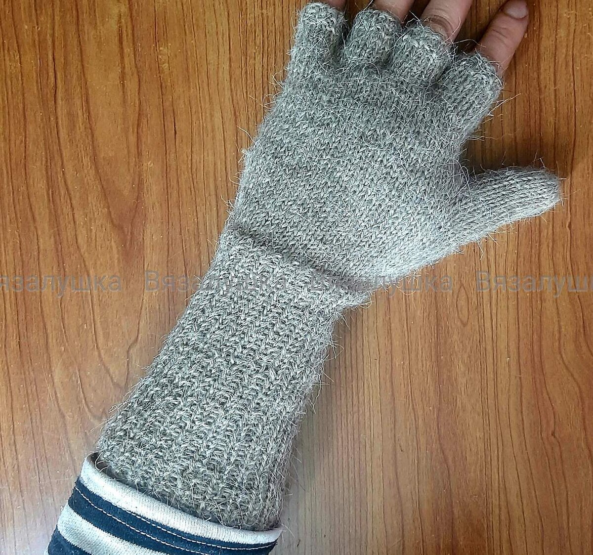 Кстати, писала уже, что из "Околицы" 48 петель на мужскую руку маловато будет - нет, вполне себе комфортно сели.