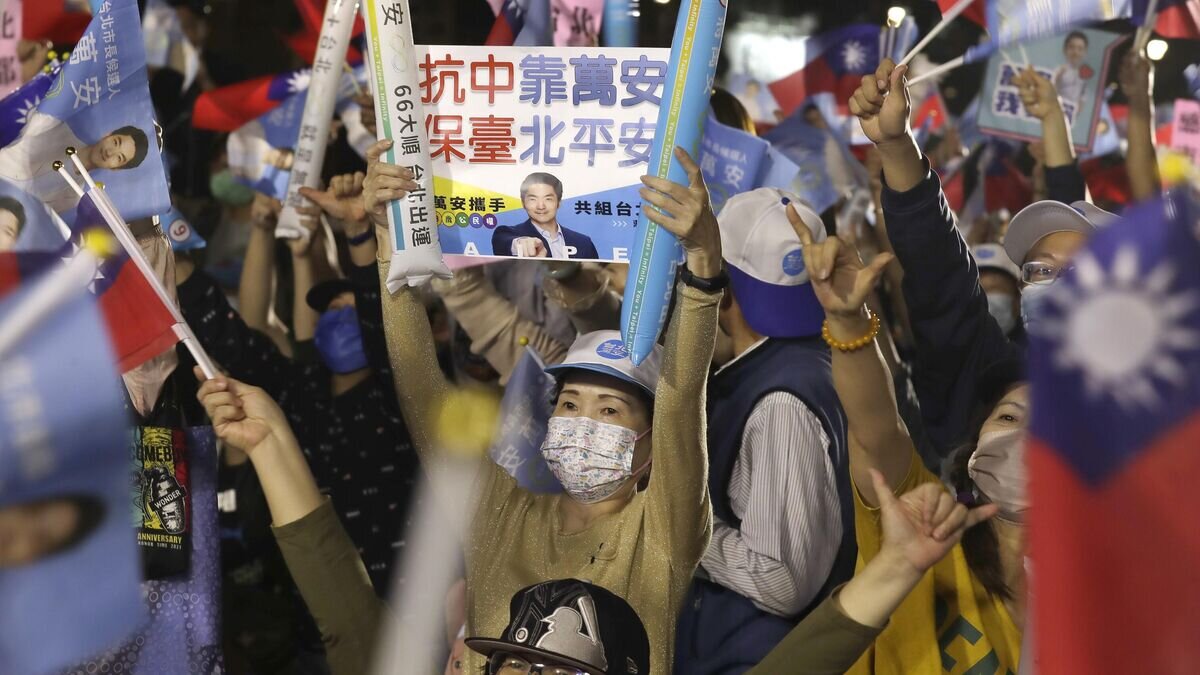 Сторонники партии Гоминьдан в Тайбэе© AP Photo / ChiangYing-ying