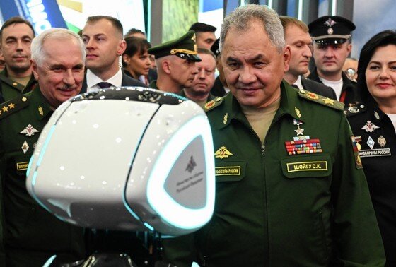    Министр обороны РФ Сергей Шойгу во время осмотра экспонатов выставки на Международном военно-техническом форуме «АРМИЯ-2023»