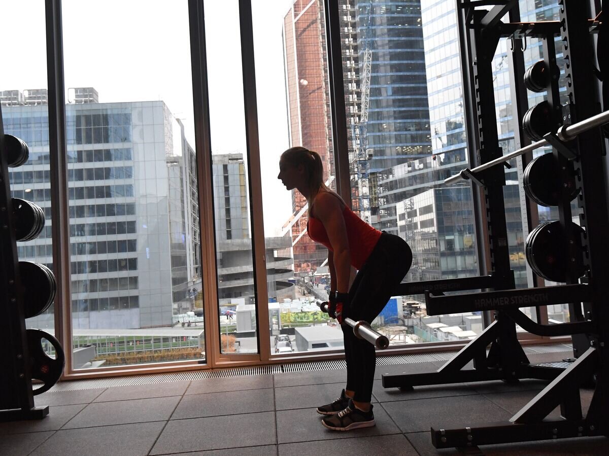    Девушка занимается со штангой в фитнес-клубе© РИА Новости / Алексей Куденко