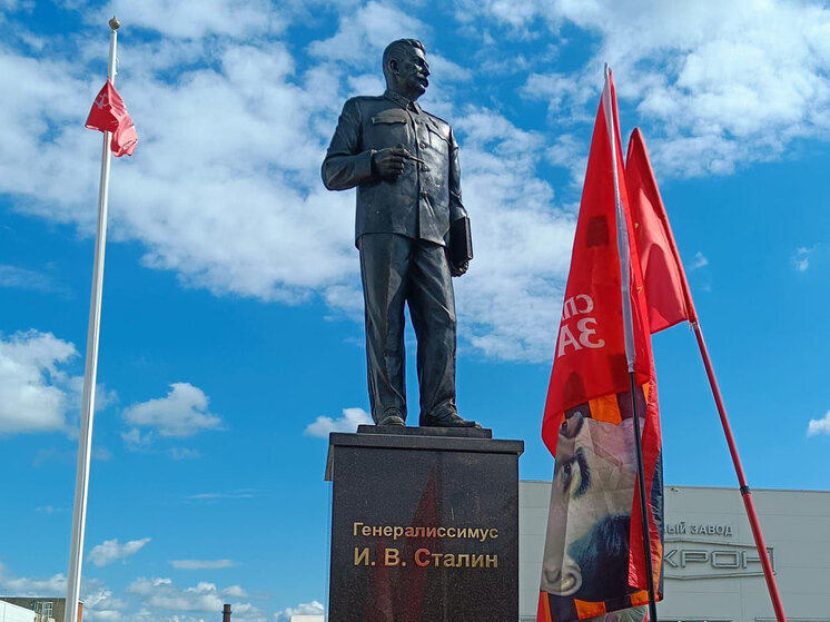  Я уже писал в одной из своих статей об открытии памятника Иосифу Виссарионовичу Сталину в городе Великие Луки на территории завода "Микрон".-2