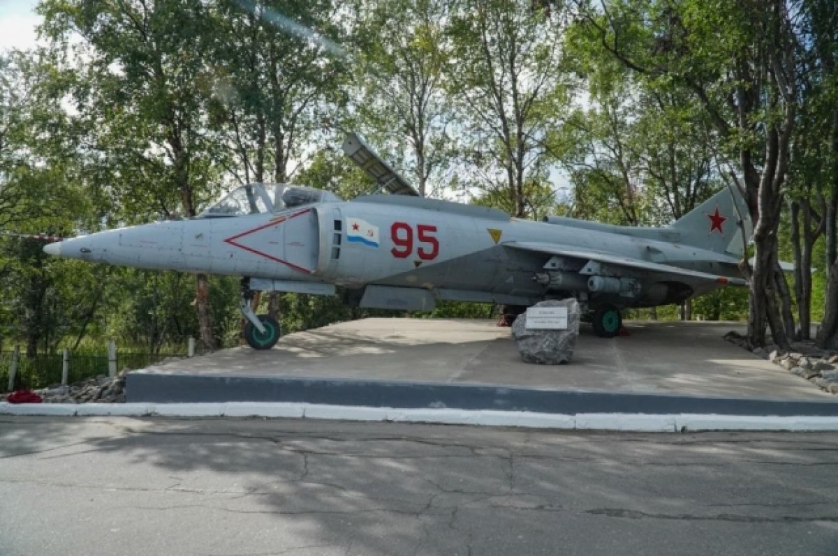    В Североморске открыли памятник палубной авиации Северного флота