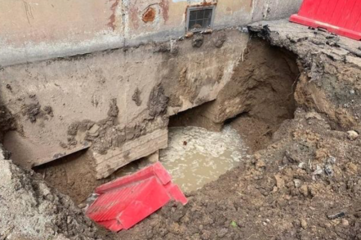    В мэрии прокомментировал провал земли на улице Богаткова в Новосибирске