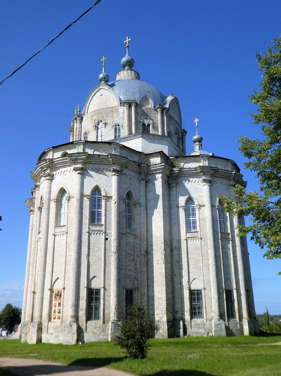 Готический храм Гусь Железный