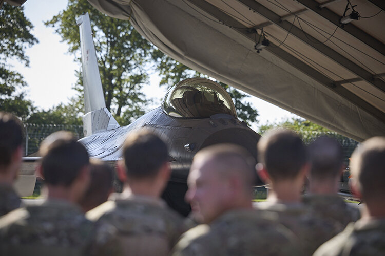    «Нужно знать английский военный язык, надо терминологию военную знать, читать показания приборов на F-16 как «Отче наш», чтобы от зубов отскакивало» Фото: Presidential Office of Ukraine/ThePresidentialOfficeUkraine / www.globallookpress.com