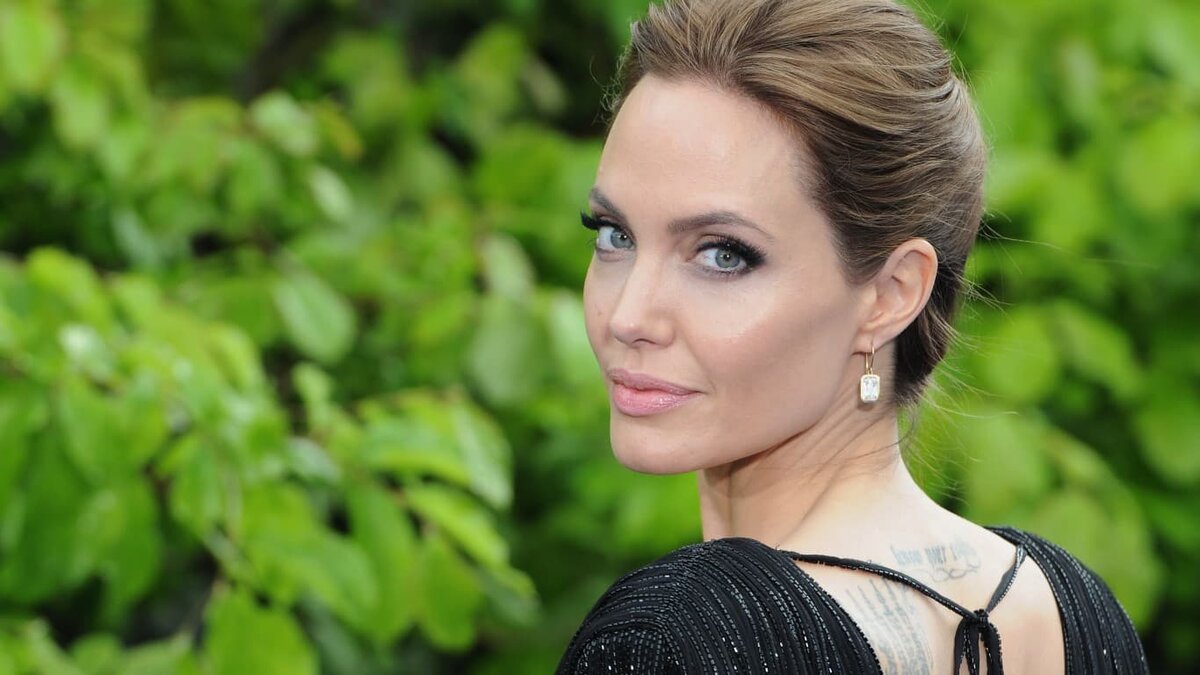 Красивый секс с Анджелиной Джоли / Naked Angelina Jolie