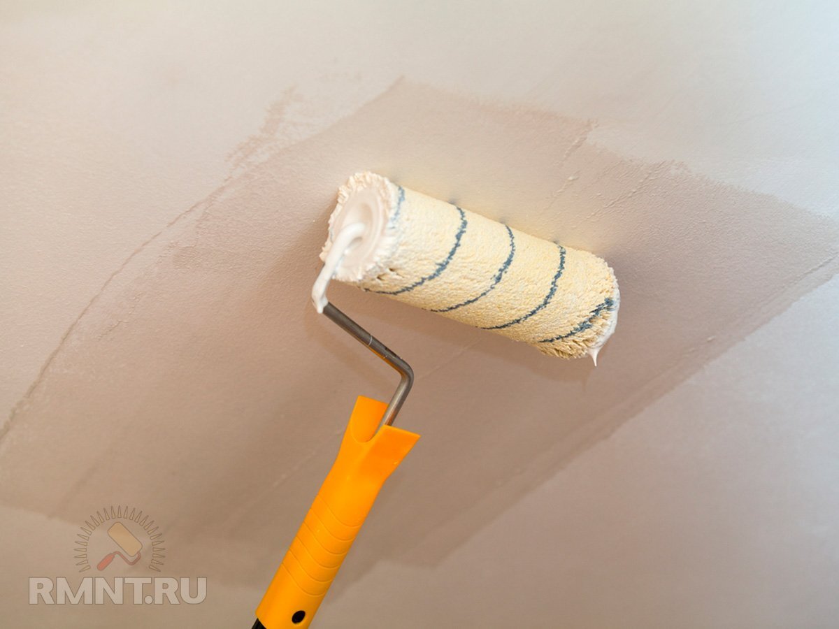 Грунтование потолка. Глянцевый крашеный потолок. Как правильно красить потолок. Глянцевый крашеный потолок. Матовая краска для потолка.