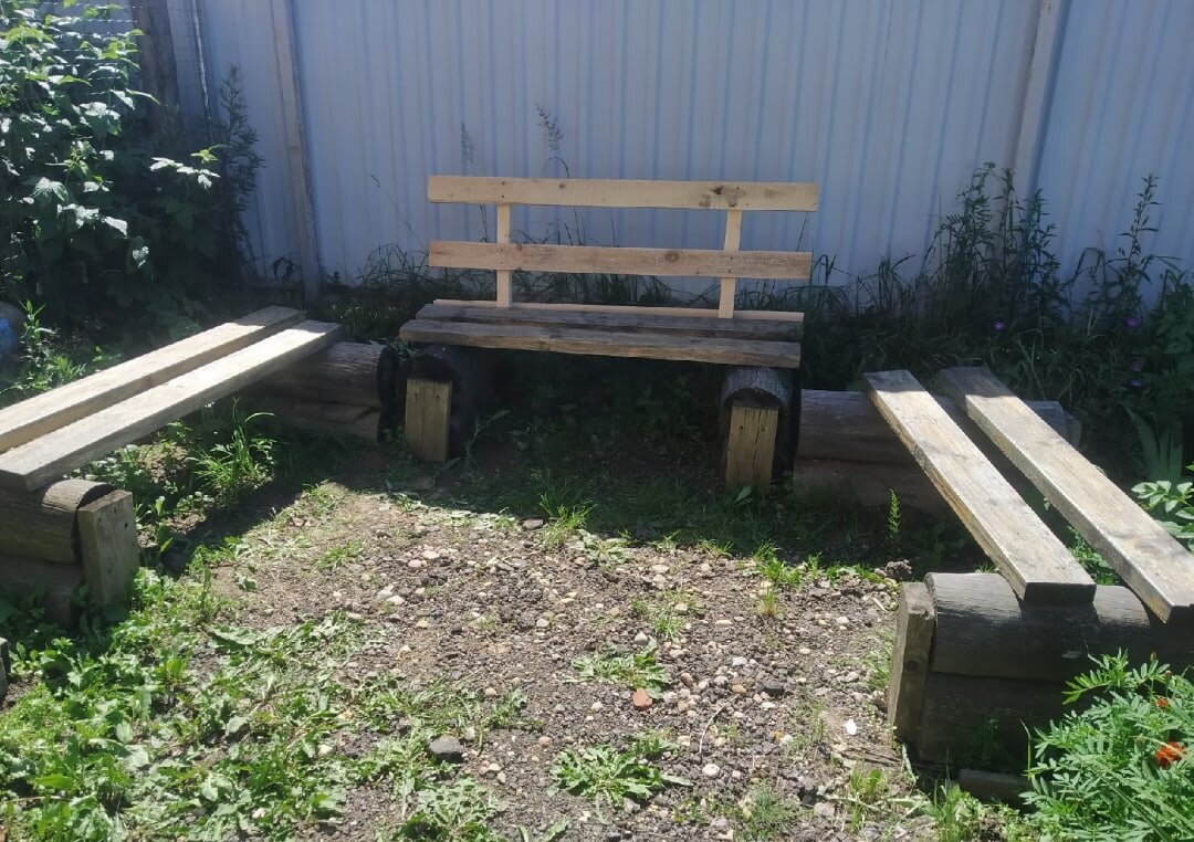 Первая зона отдыха на участке, сделанная своими руками