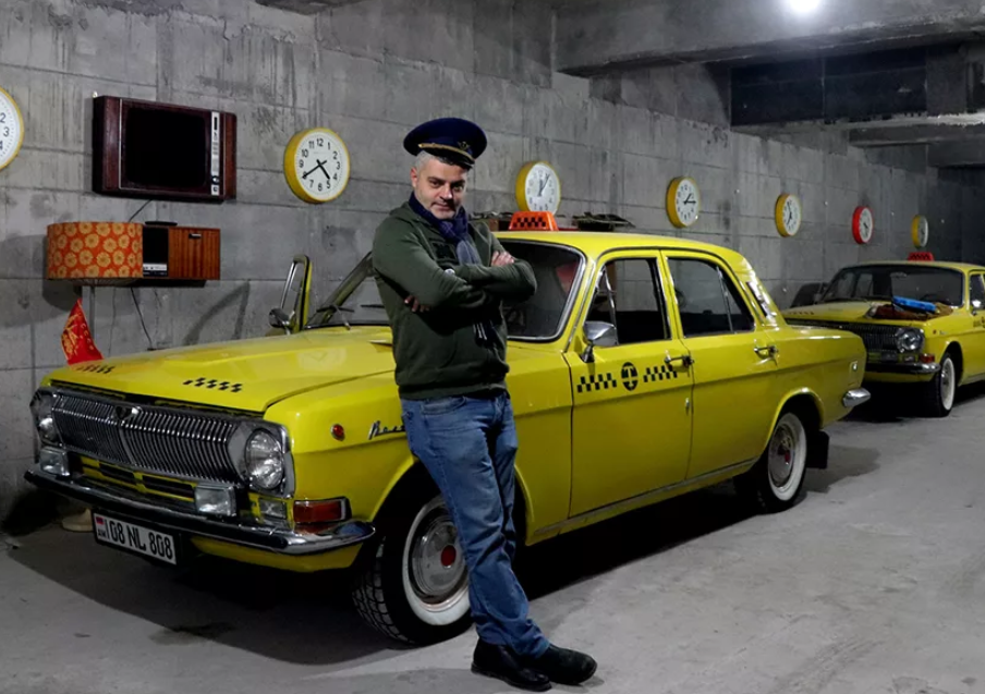 Советский таксист. ГАЗ 24 такси. Волга 2410 такси. Советское такси. Таксист СССР.