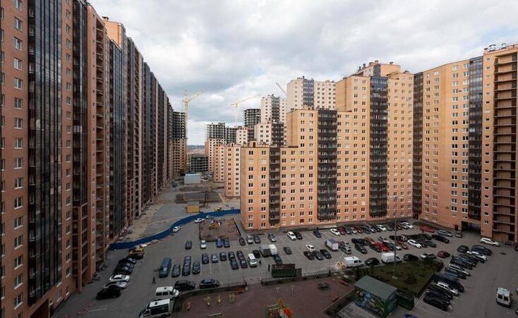 Общая проблема Девяткино, Кудрово и Парнаса — дефицит парковочных мест. У большинства жилых комплексов есть встроенно-пристроенные и открытые наземные автостоянки, но они не обеспечивают всех потребностей.