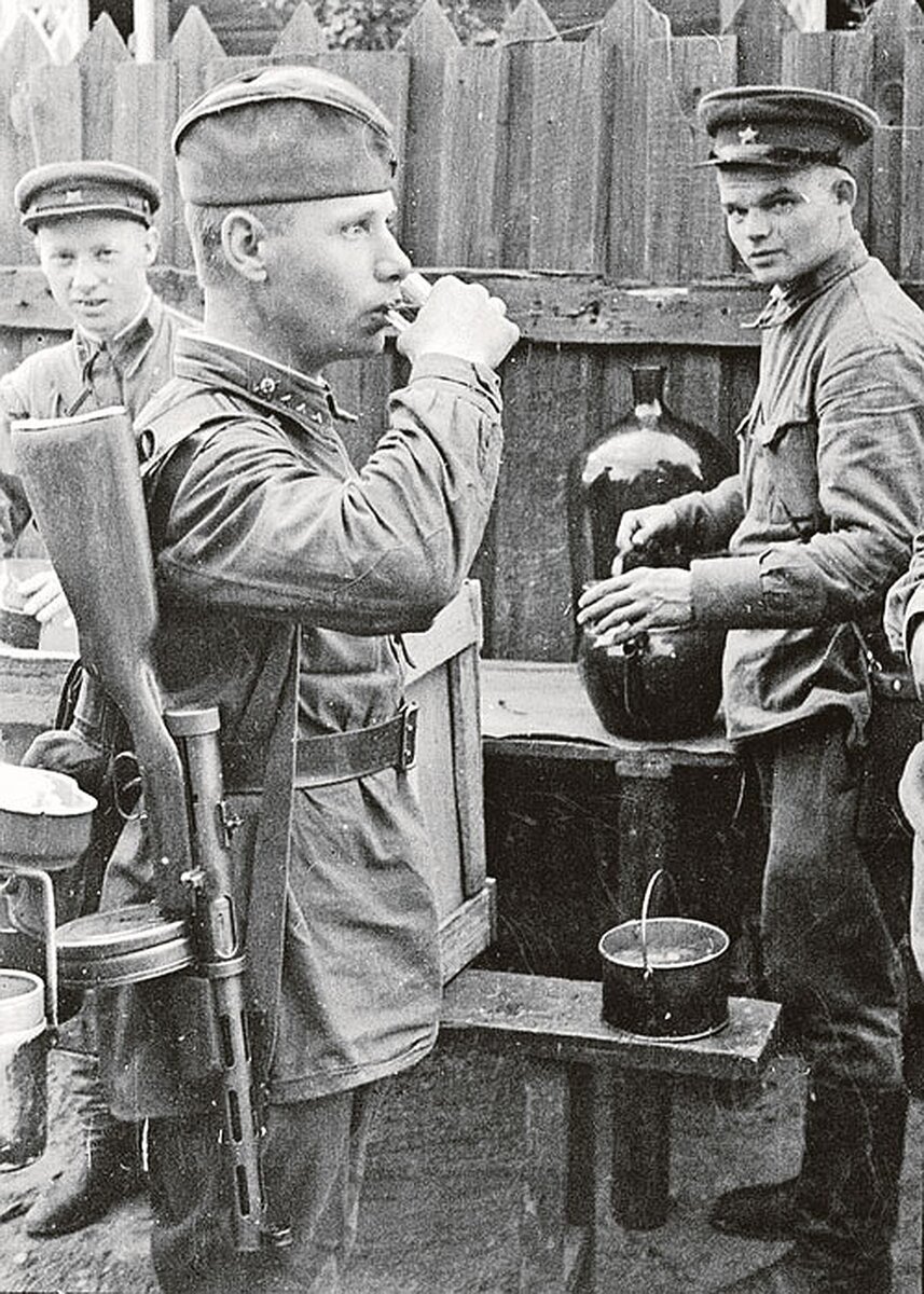 Снимок военного фотокорреспондента Николая Хандогина: 1942 год, «наркомовские 100 грамм» для старшего сержанта РККА.