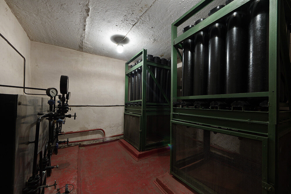 Если кто не понял, на стойках стоят газовые баллоны вверх дном. 