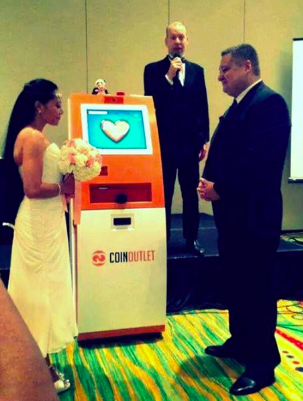 Дэвид Мондрус и Джойс Байо на своей блокчейн свадьбе