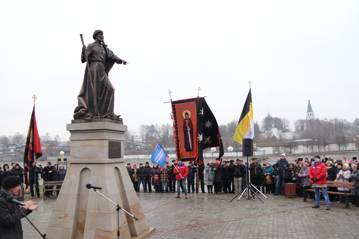 Памятник ивану грозному в александрове фото