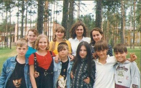 Я черненькая в первом ряду, а Мара в светлой футболке.