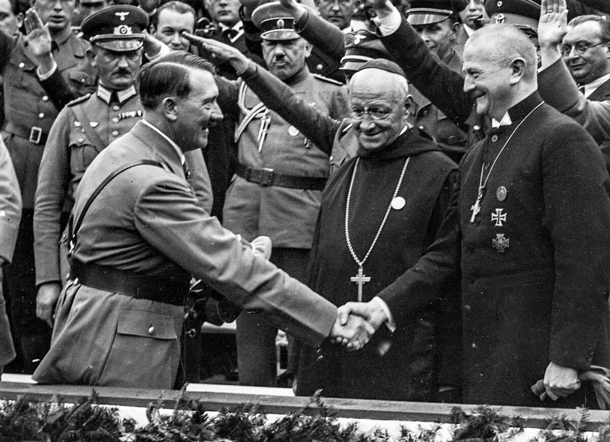 Гитлер жмет руку католическим священникам