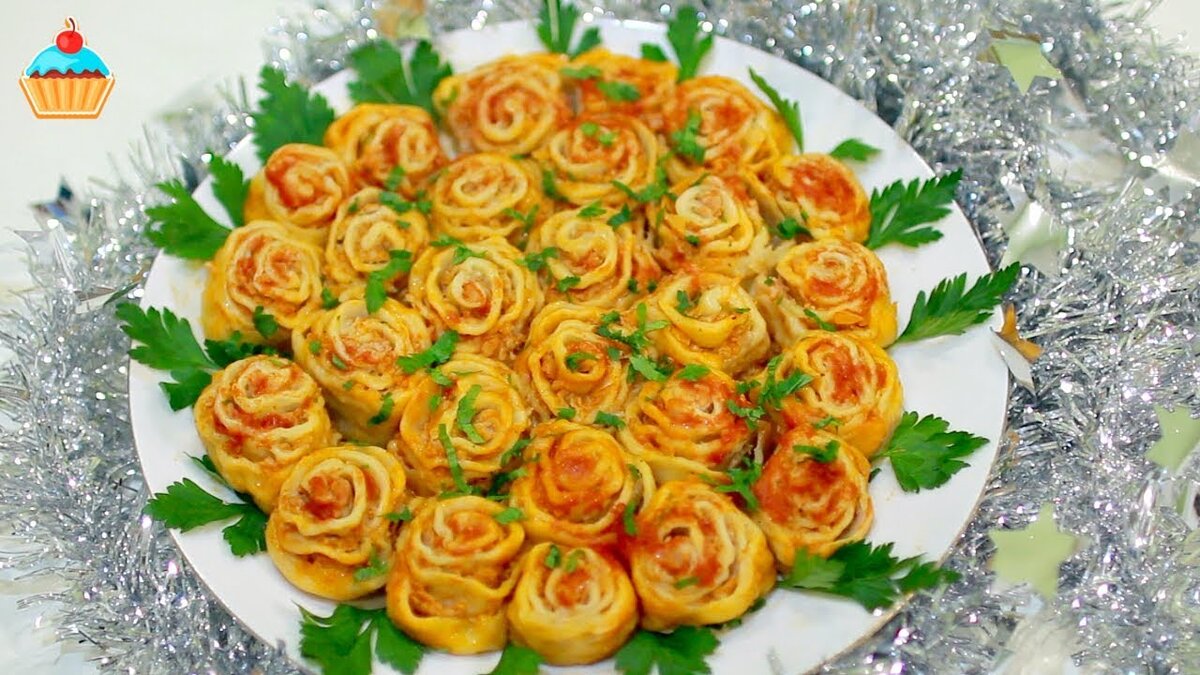 Рецепт приготовления необычных пельменей в сковороде. Мясные розочки для праздничного стола.