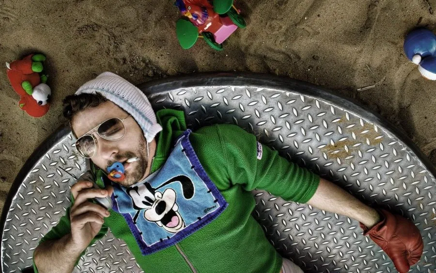 Вспомните свои эмоции, когда в ванной вы обнаруживаете гору женских волос повсюду. Они под ногами, в раковине, в душе, на одежде, повсюду. Многих мужчин это вообще не трогает, однако большинству подобный расклад не нравится. Ну это же логично: помылась, расчесалась, убери за собой то, что из тебя вывалилось за ненадобностью. 
