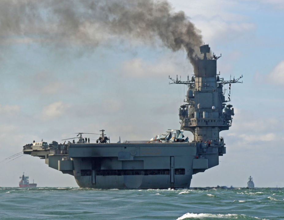 Многострадальный единственный авианосец "Кузнецов".