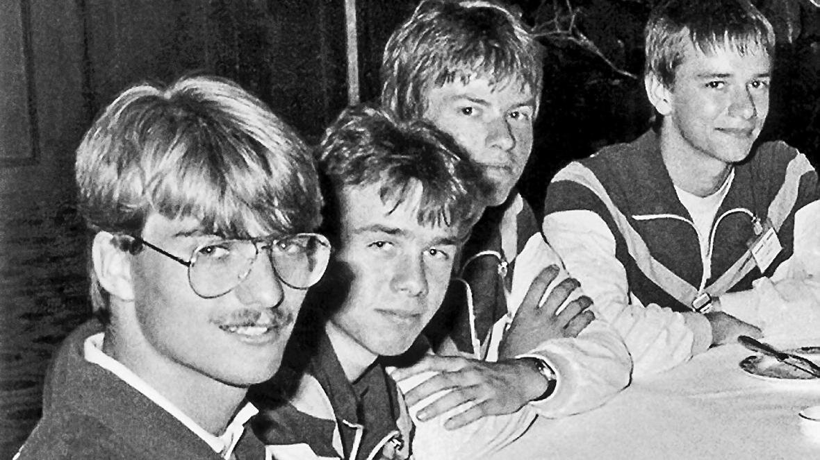 Юрген Клопп (крайний слева) в молодости так дорожил деньгами, что в 20 лет носил очки отца.