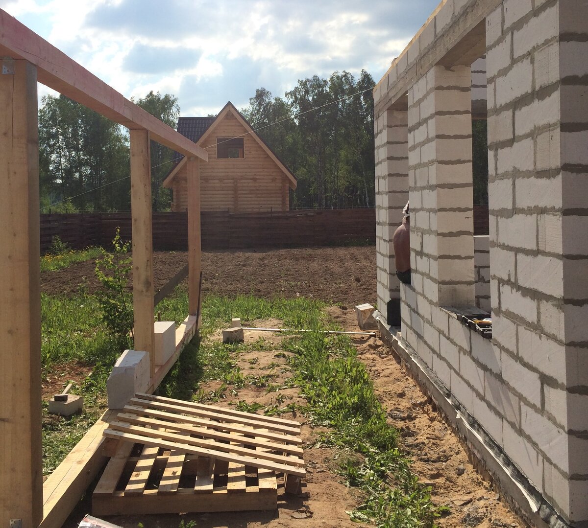 Опорные столбы кровли и начало будущей веранды.