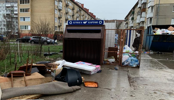 Контейнеры для раздельного сбора мусора. Фото с доступных источников