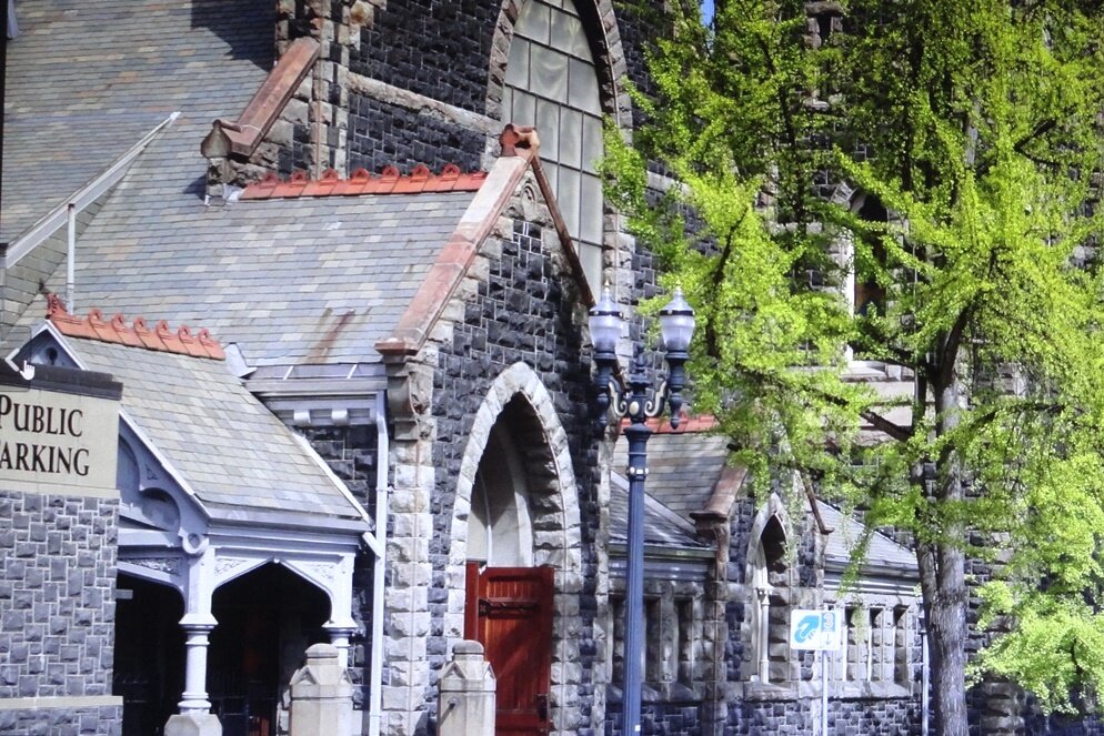 Первая Пресвитерианская церковь в центре Портленда, штат Орегон. First Presbyterian church downtown Portland, Oregon, USA. Слева крытый переход из подземного гаража и главный вход в церковь (коричневая дверь). Для прихожан и гостей парковка бесплатная.