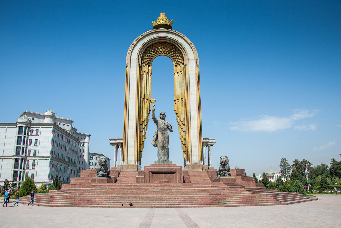 Памятник Исмоилу Сомони в Душанбе, Таджикистан