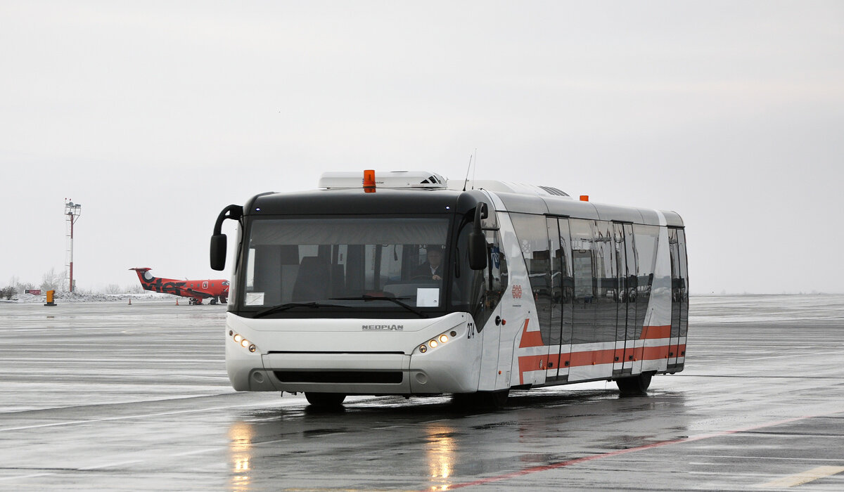 Перронный автобус Neoplan N9112L	в уфимском аэропорту. Фото - Maksimus 