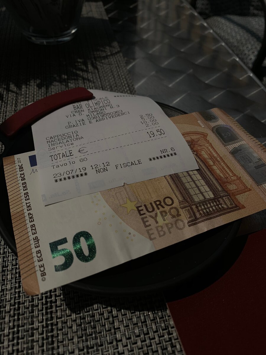 Сoperto (service)- 2€. Априори внесено в общий счет. Коперто может быть увеличено пропорционально увеличению суммы чека. Милан, Италия, 2019