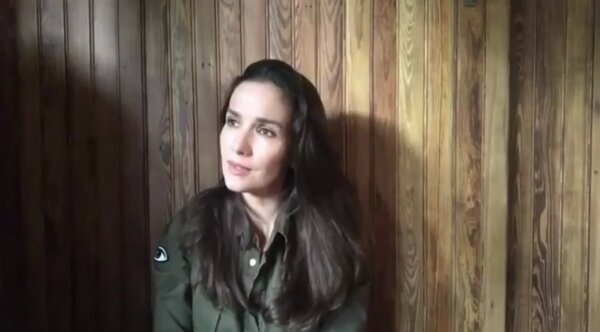 Наталья Орейро исполняет песню военных лет                                 (источник яндекс фото)