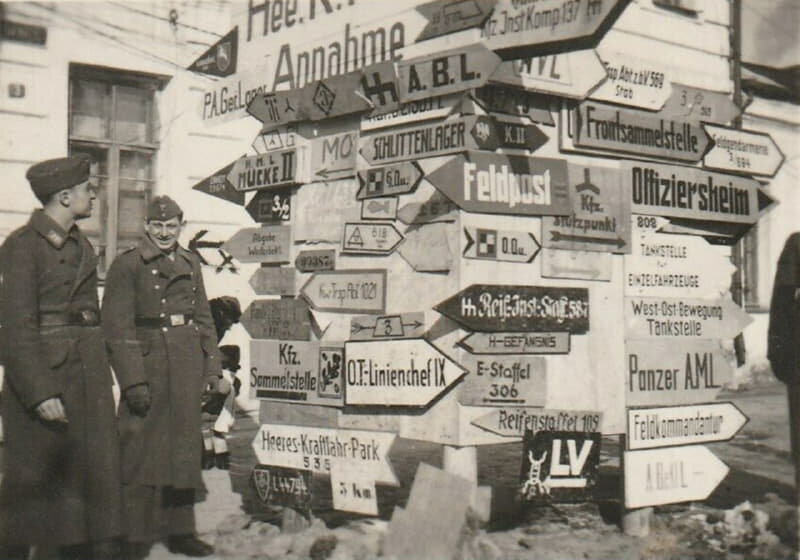 Указатель на Соборной площади в Витебске. 1941-1944 годы. Фото предоставлено Виктором Борисенковым