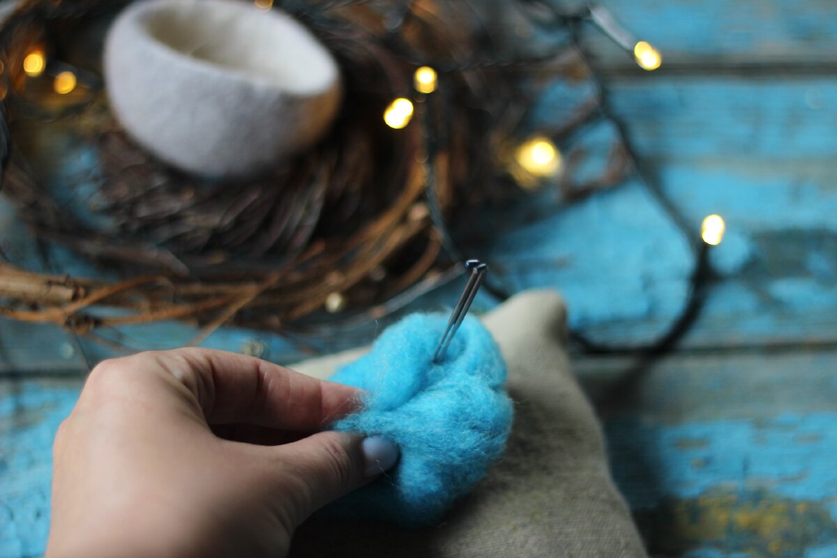 Чтобы понять, какой объём взять, нужно туго сжать шерсть, это и будет приблизительно будущий размер.