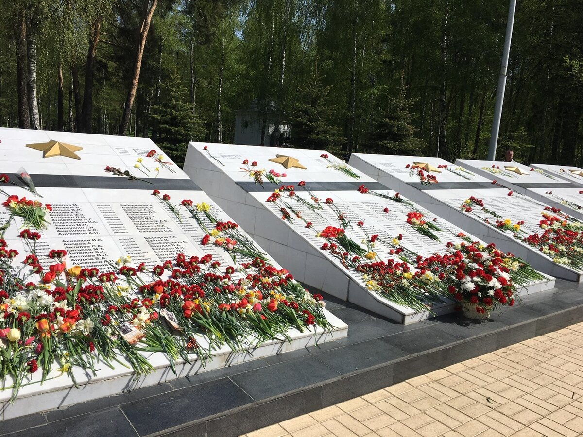  Братские захоронения