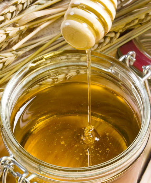 Мед из ежевики в своем составе имеет довольно большой процент сахара, органических кислот, различных ароматических и дубильных веществ, а также пектин и пр. Кроме того, в пчелином продукте содержится множество витаминов группы В, Е и С, а также микроэлементы: марганец, калий и медь.