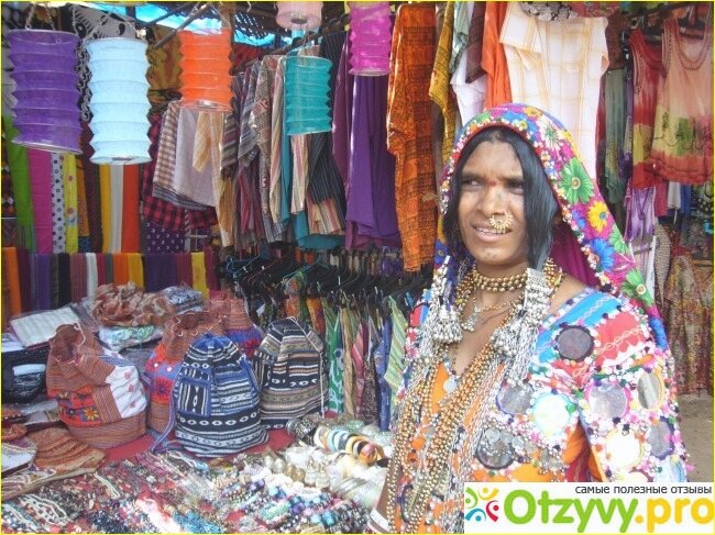 В наше время индийские рынки все также радуют туристов разнообразием товаров на любой вкус и кошелек. Фото взято с https://www.indianholiday.com/india-photo-gallery/goa/shopping.html