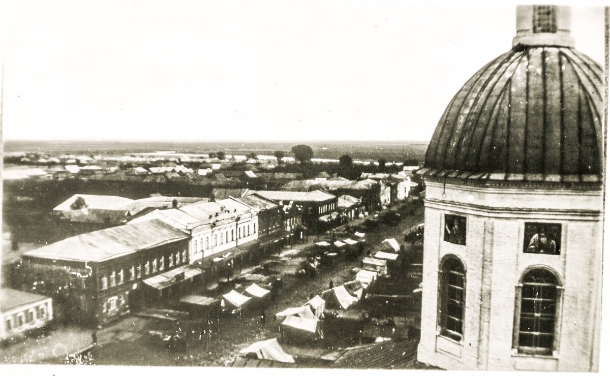 ОБратите внимание, что на мете нынешнего рынка, тогда находился крытый рыночный павильон