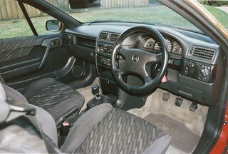 интерьер напоминал Опель Вектра А, на фото версия для британского рынка