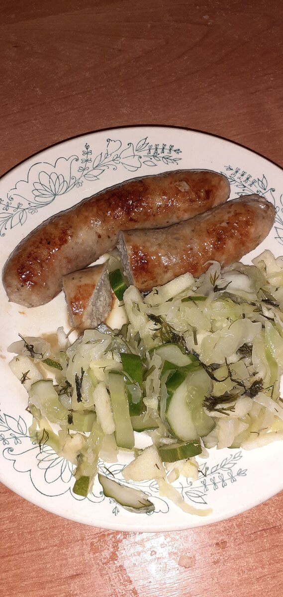 Купаты с салатом.