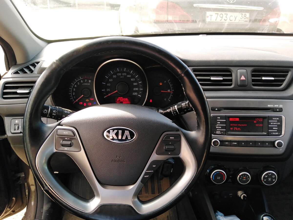 Приобрел автомобиль Kia Rio в декабре 2015 г брал новый с салона в комплектации Люкс. 689 т.р.  отдал за мечту моей супруги +80 т.р. переплата по автокредиту за 3 года.