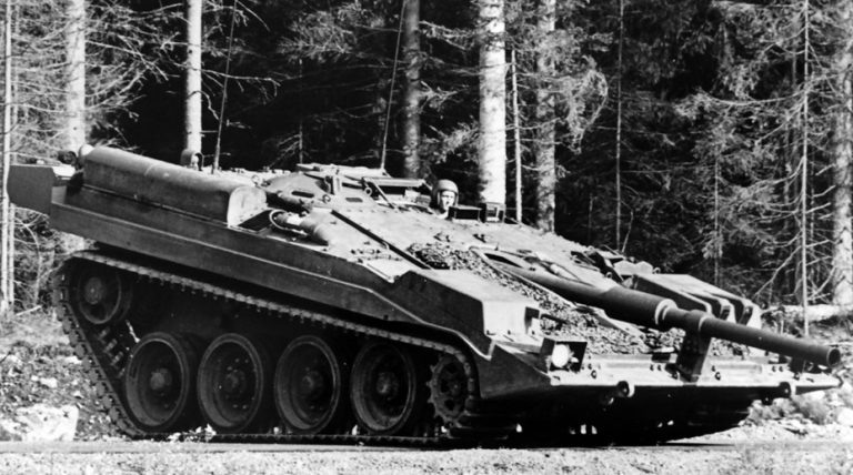 Strv.103 в лесу