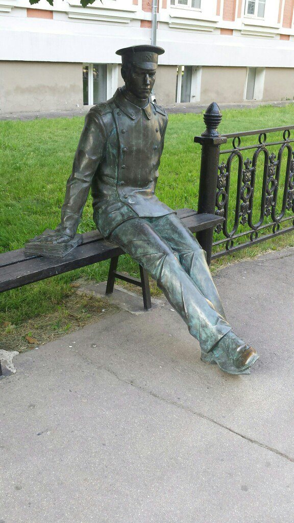 Фотографии памятника на территории университета.