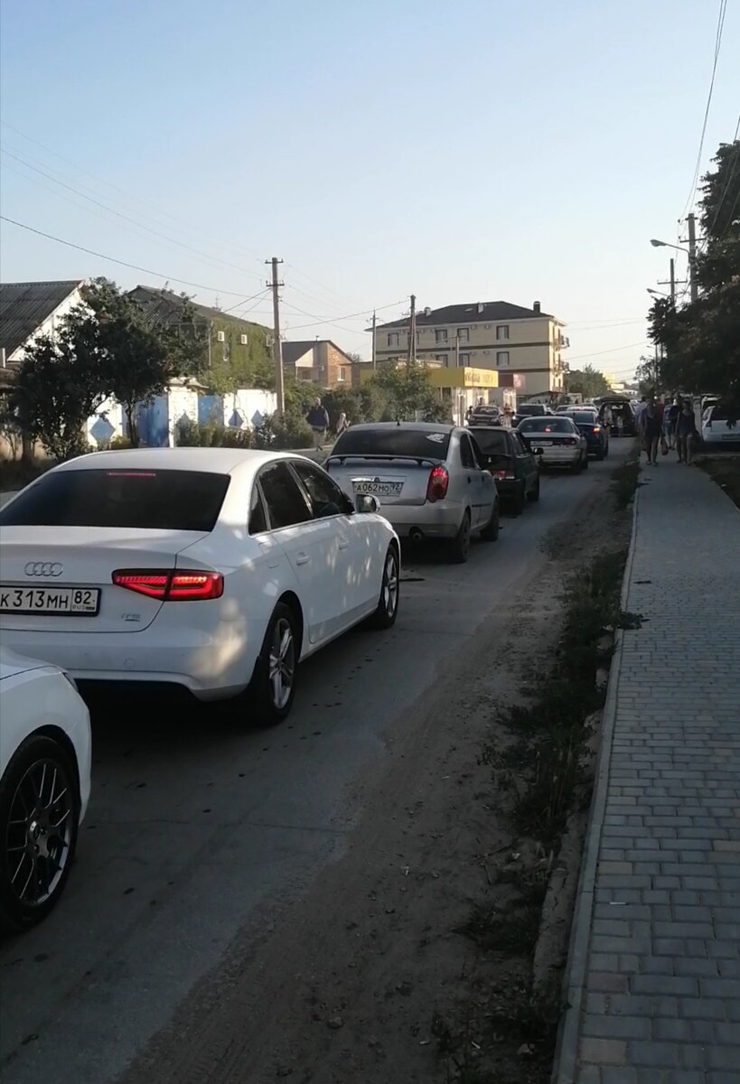 Очередь для парковки возле набережной