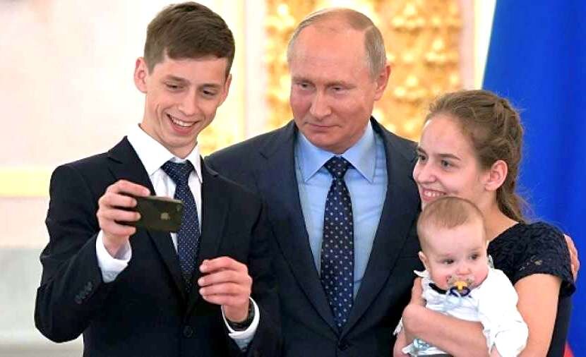 В.В. Путин вручает ордин  "Родительской славы" семье Шутылевых.