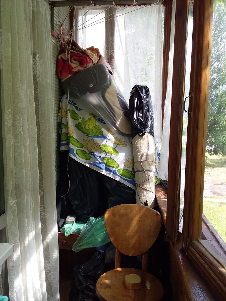 Остатки свалки на балконе.Последний бой,он трудный самый.Вторая сторона почти пустая.Остался пуфик и детское автокресло.Но это нужное).