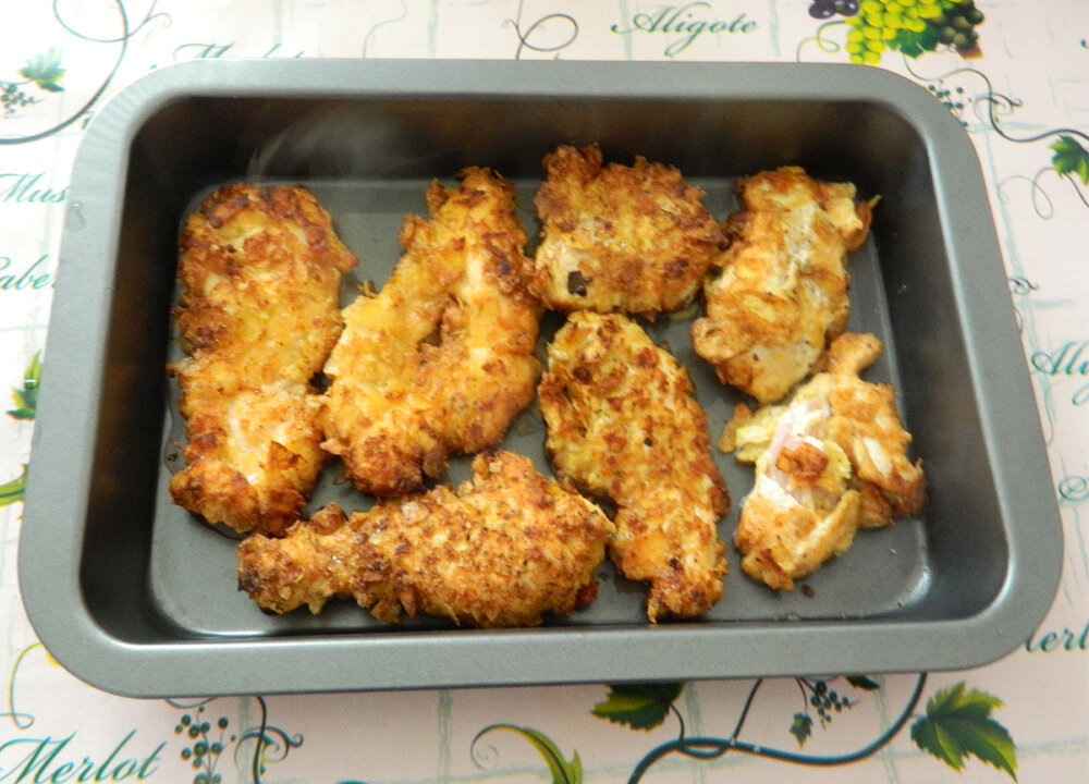 Курица в панировке из чипсов в духовке. Курица в панировке из чипсов. Куриное филе в чипсах. Стрипсы кфс. Куриное филе в чипсах.