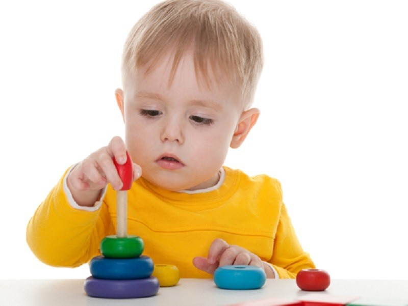 Развитие предметной деятельности игра. Дети раннего возраста. Ранний детский Возраст. Предметная деятельность детей раннего возраста. Ребенок собирает пирамиду.