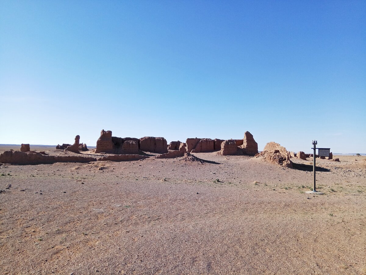 Перед какой-то еле торчащей из песка достопримечательностью