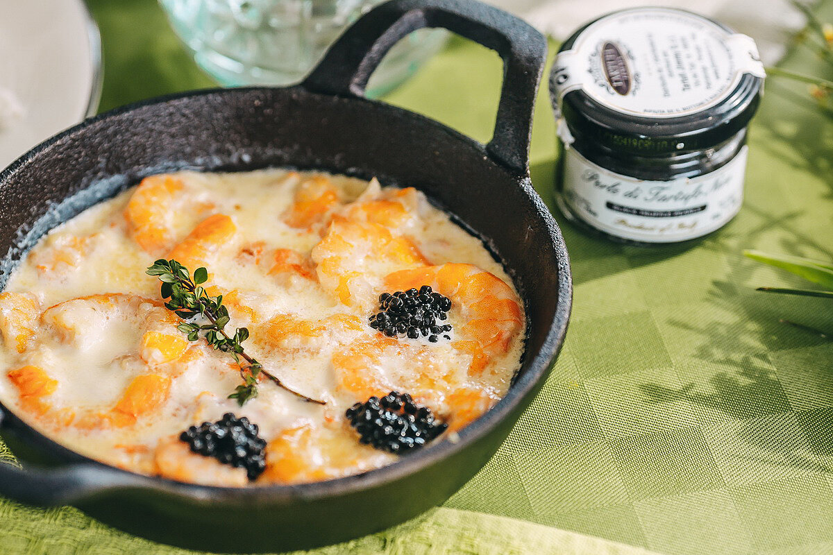 Вариант подачи креветок в сырно-трюфельном соусе